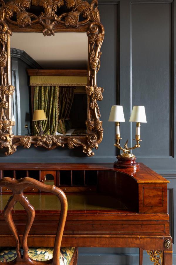 Batty Langley'S Otel Londra Dış mekan fotoğraf A pair of 19th-century French bronze candelabra