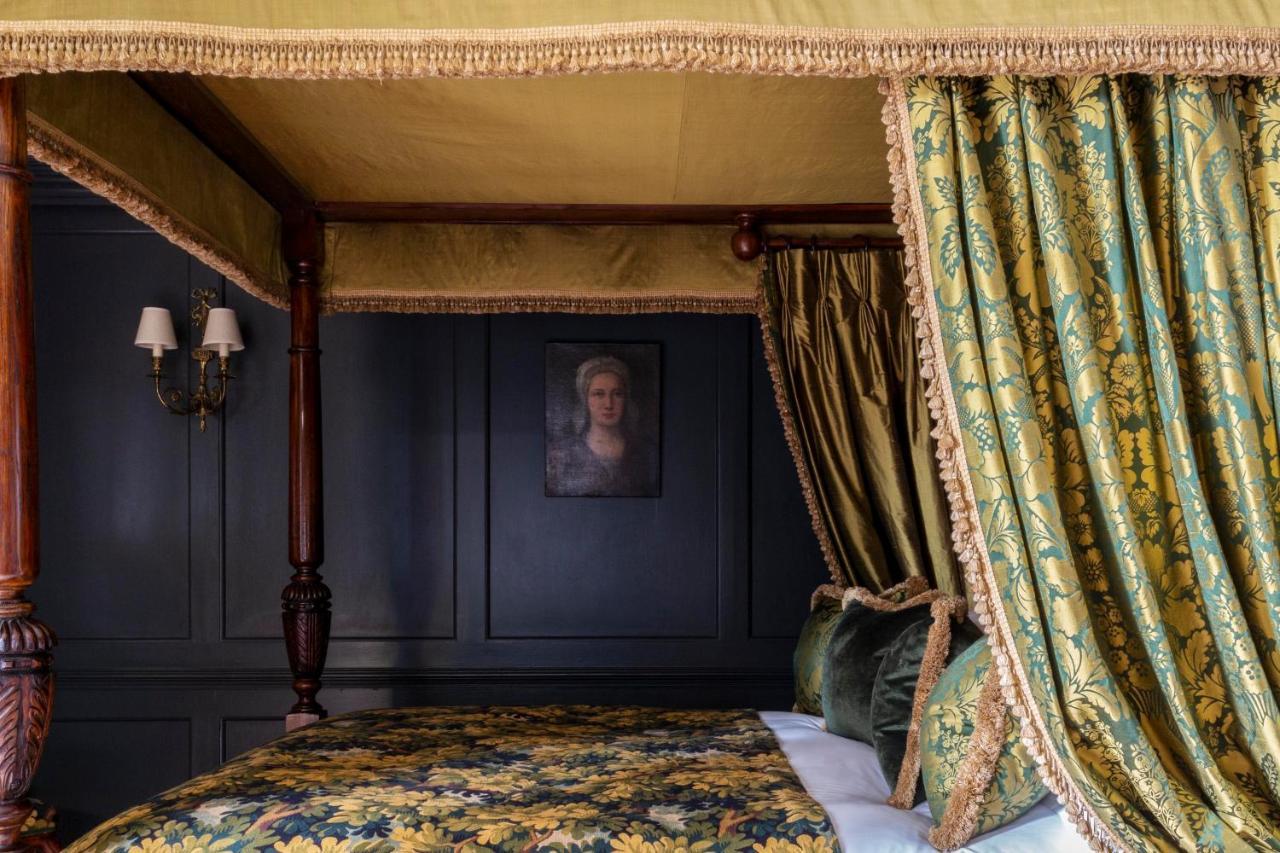 Batty Langley'S Otel Londra Dış mekan fotoğraf The bedchamber of Queen Mary