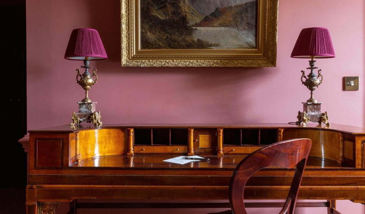 Batty Langley'S Otel Londra Dış mekan fotoğraf A desk in the study