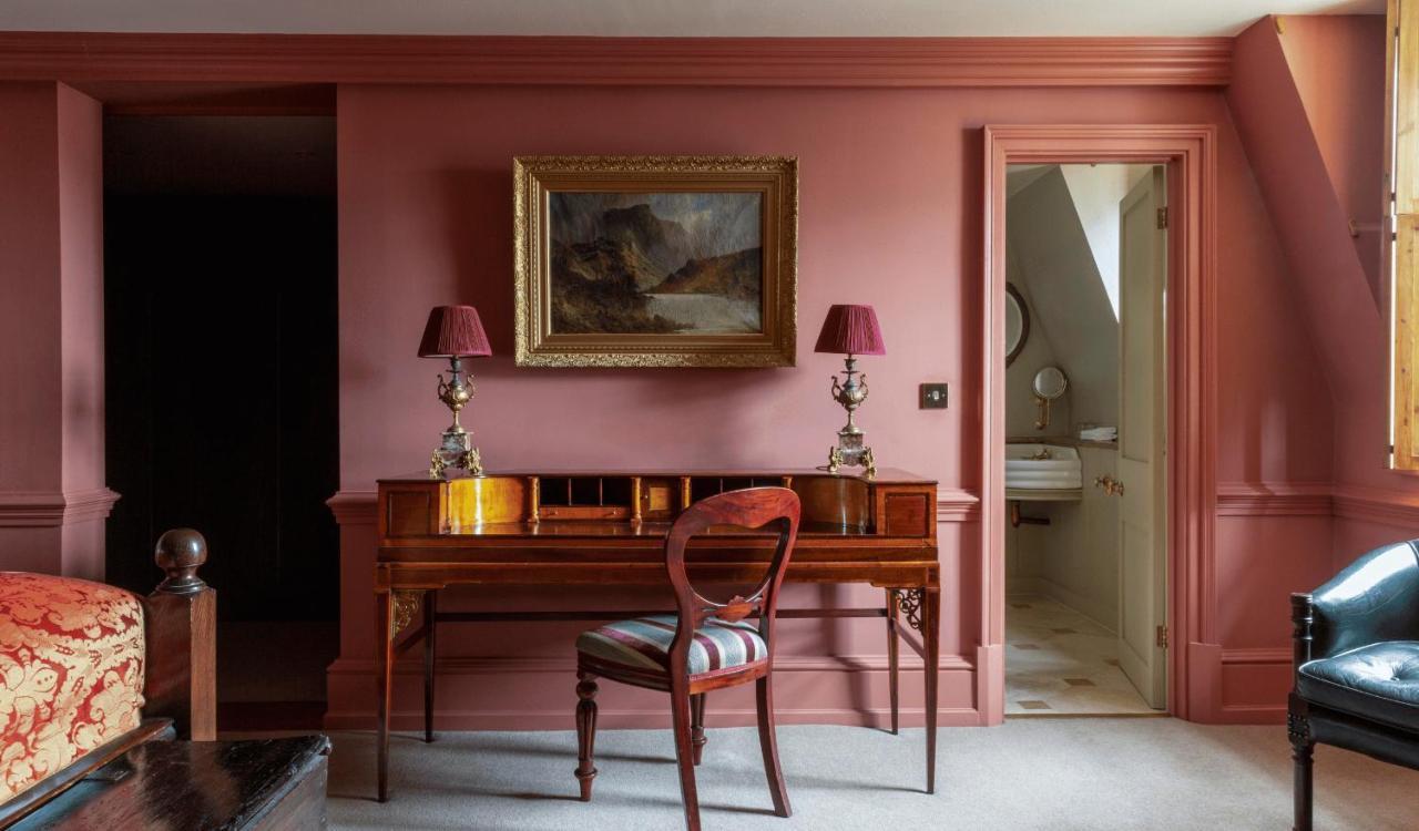 Batty Langley'S Otel Londra Dış mekan fotoğraf A room painted in Farrow & Ball's Red Carmine