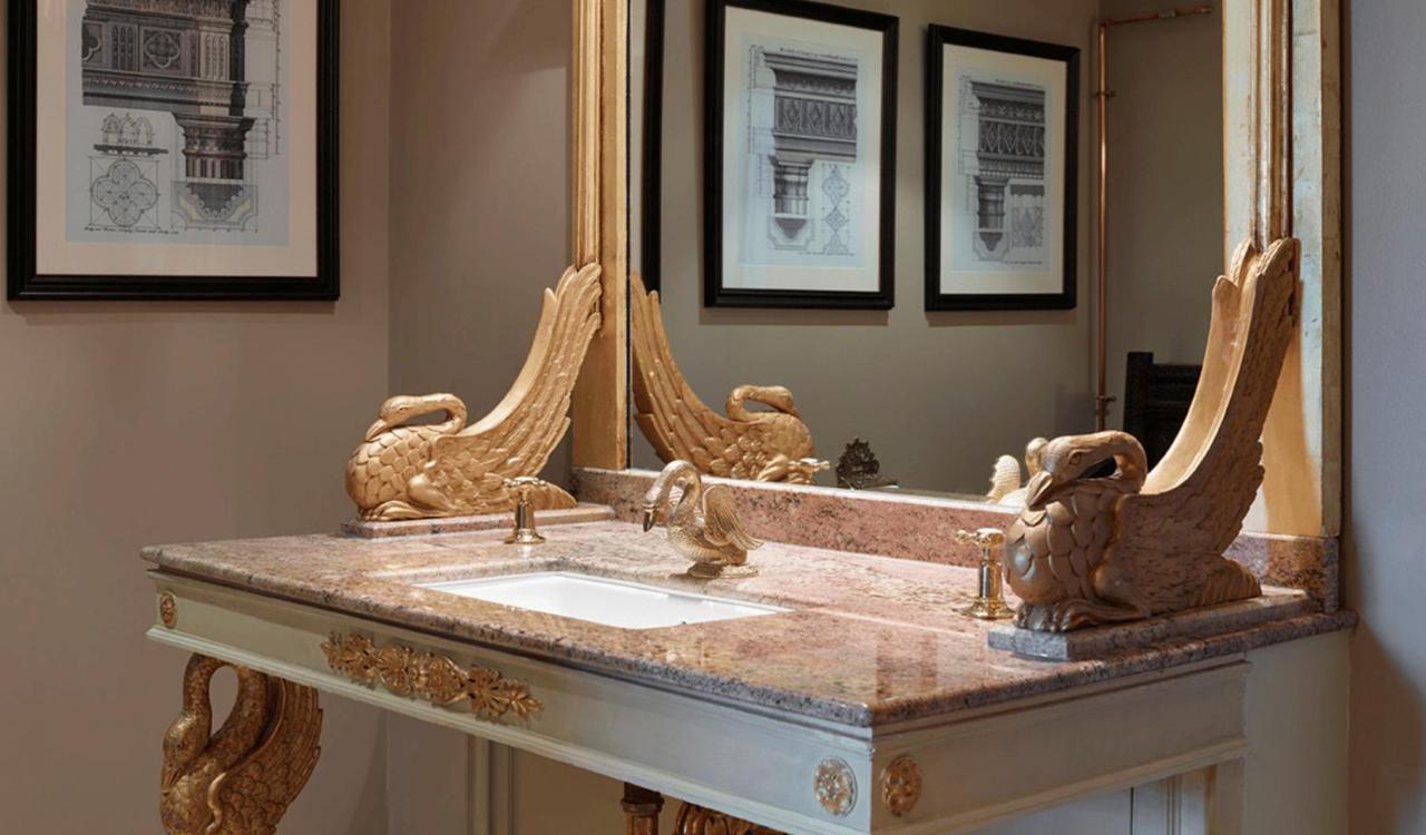 Batty Langley'S Otel Londra Dış mekan fotoğraf A gold leafed mirror