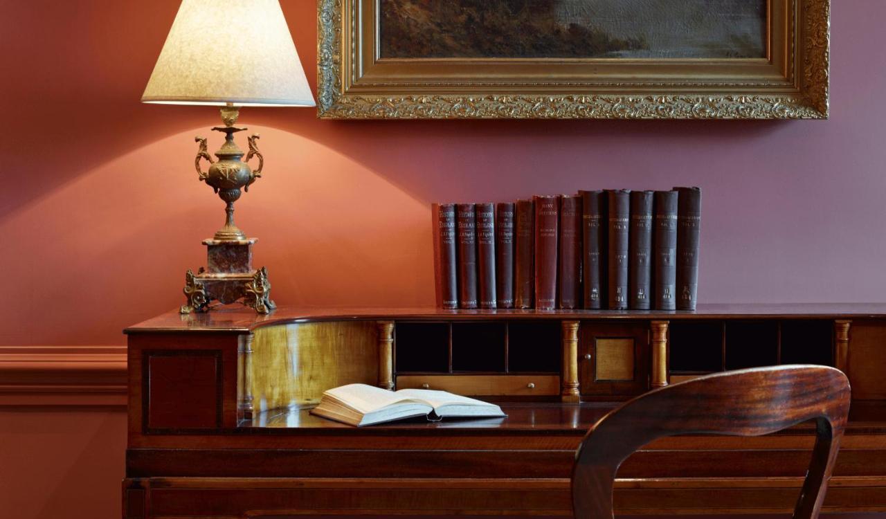 Batty Langley'S Otel Londra Dış mekan fotoğraf A desk with a lamp