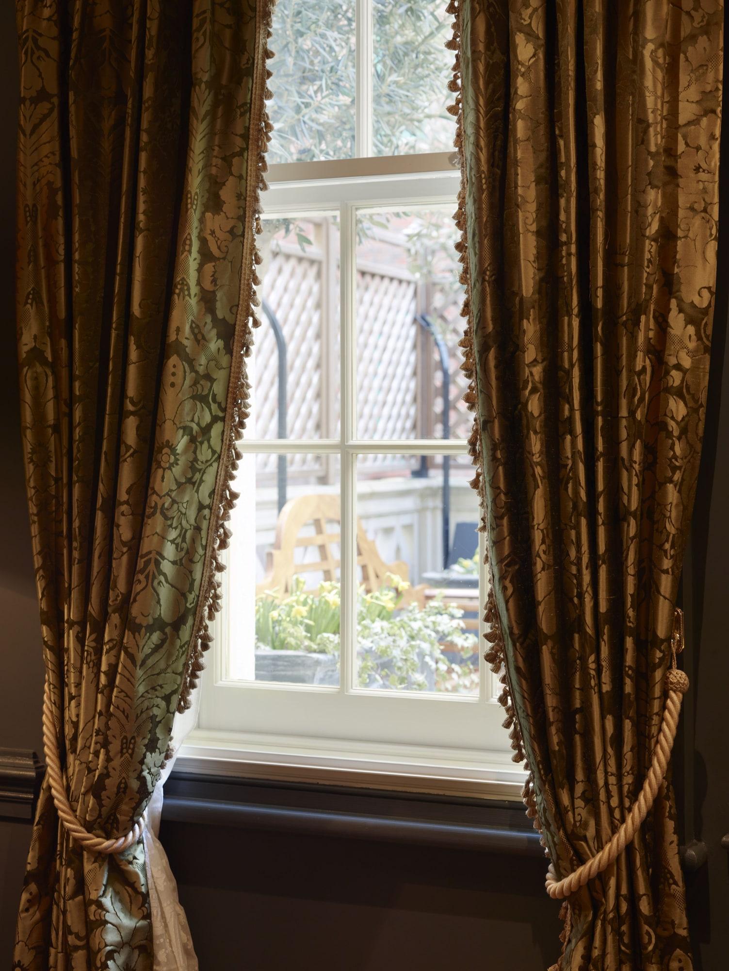 Batty Langley'S Otel Londra Dış mekan fotoğraf Window with curtains