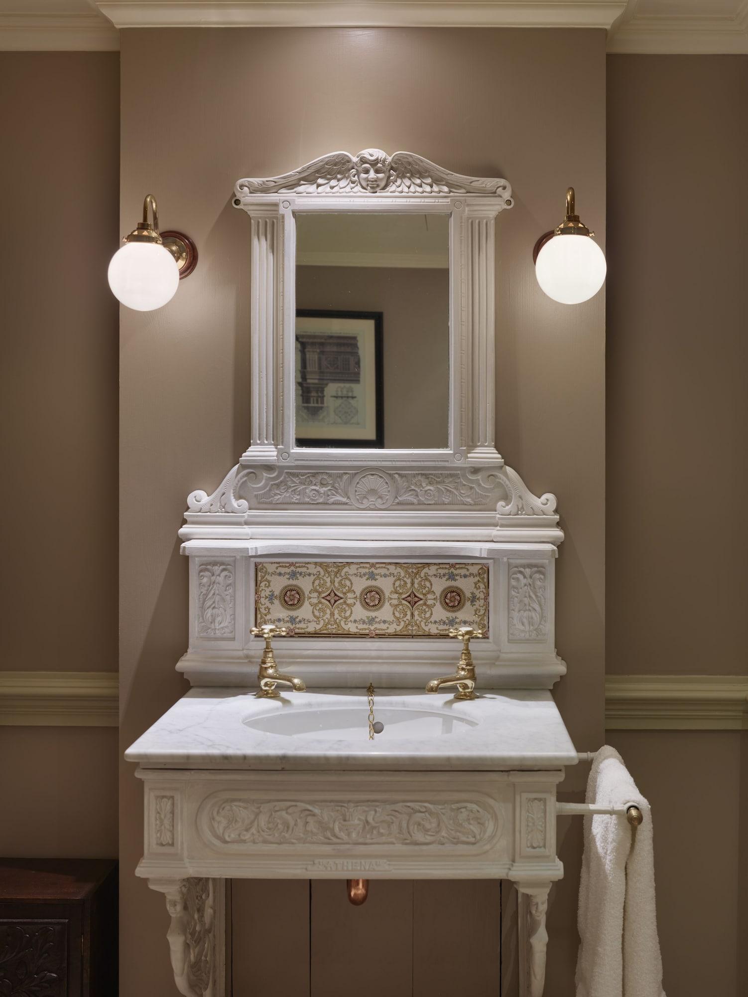 Batty Langley'S Otel Londra Dış mekan fotoğraf A marble ablution fountain in a mosque