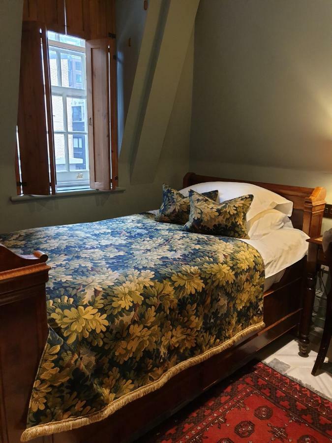 Batty Langley'S Otel Londra Dış mekan fotoğraf A guest room at the Inn
